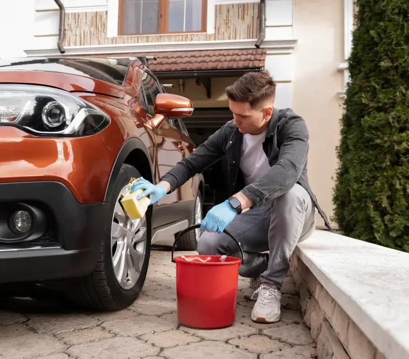 Lavage auto à domicile Lamoura : professionnel intervenant sur un véhicule